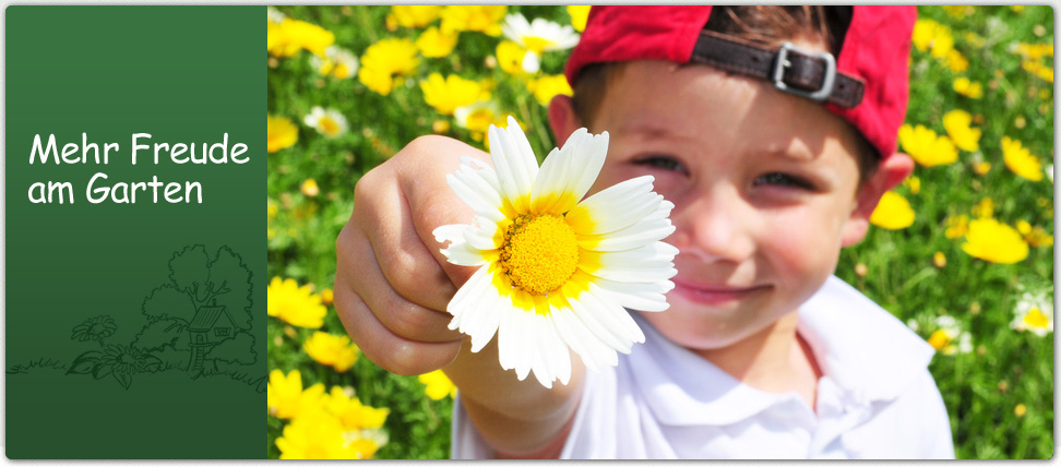 Ein Kind mit einer Blume
